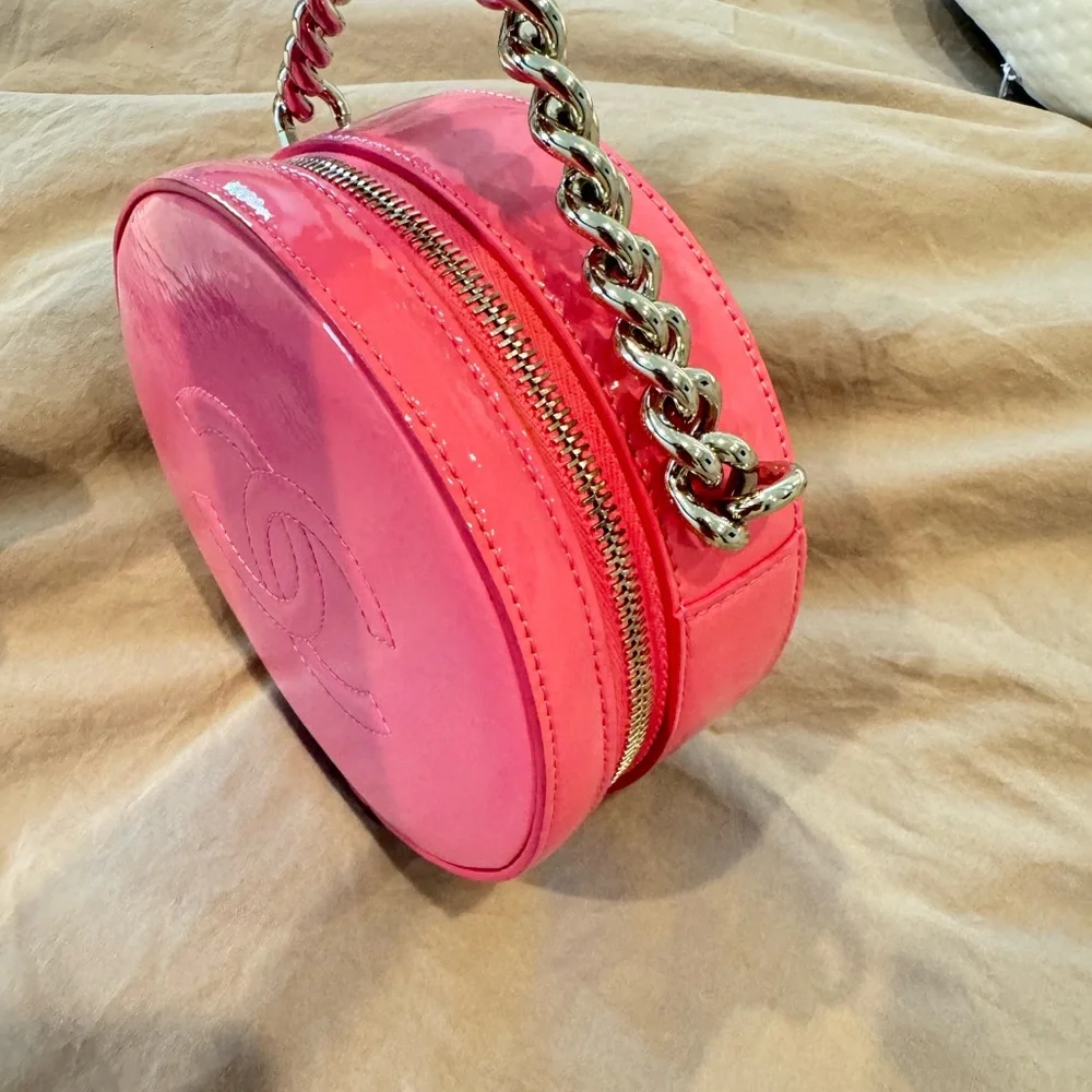 Authentic Chanel round a world bag in great condition - Picture 4 of 16